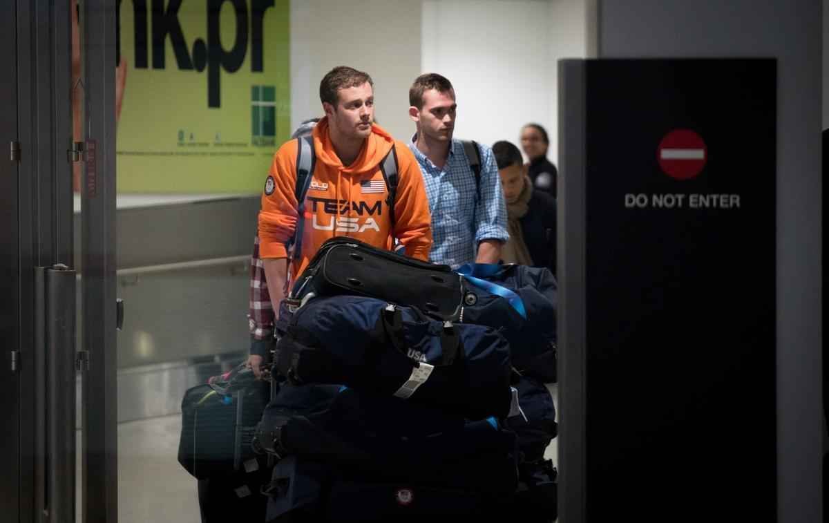 Nadadores norte-americanos Jack Conger (e) e Gunnar Bentz (d) chegam aos Estados Unidos aps investigao da Polcia Civil do Rio de Janeiro que confirmou tratar-se de mentira a verso do assalto sofrido por eles e ainda os colegas de equipe Ryan Lochte e Jaimes Feigen no Rio de Janeiro em 13 de agosto. Lochte, o mais famoso do quarteto, deixou o Rio no dia 14, ainda durante a investigao policial, enquanto Feigen pagou R$ 35 mil para ser autorizado a deixar o Brasil.