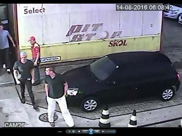 Nadadores norte-americanos Ryan Lochte (loiro), James Feigen, Gunnar Bentz e Jack Conger participaram da 'farsa de assalto' no Rio de Janeiro. Na madrugada do domingo, dia 14, eles passaram em um posto de gasolina aps uma festa. No local, os atletas urinaram em paredes, destruram uma placa de propaganda e itens do banheiro, como uma papeleira e uma saboneteira. Para justificar a chegada  Vila dos Atletas por volta das 7h, o quarteto alegou que foi vtima de um assalto  mo armada. Uma investigao da Polcia Civil confirmou que tudo se tratou de uma farsa. Caso ganhou destaque na imprensa internacional e envergonhou os americanos.