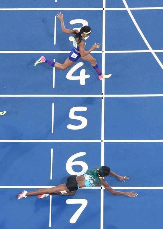Shaunae Miller, de Bahamas, venceu os 400m feminino com um 'peixinho' nos metros finais e levou o ouro. Ela levou a disputa em 49s44, apenas 0s007  frente da norte-americana Allyson Feliz. Com o mergulho', ela obteve a melhor marca de sua carreira.