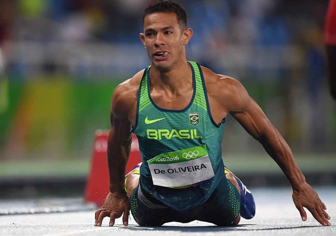 Na prova eliminatria dos 110m com barreira, o brasileiro Joo Vtor de Oliveira, que corria na raia 8, deu um 'peixinho' na linha de chegada para fazer o quarto melhor tempo e chegar s semifinais da prova. Deu certo. Com o tempo de 13s63, ele avanou na competio.