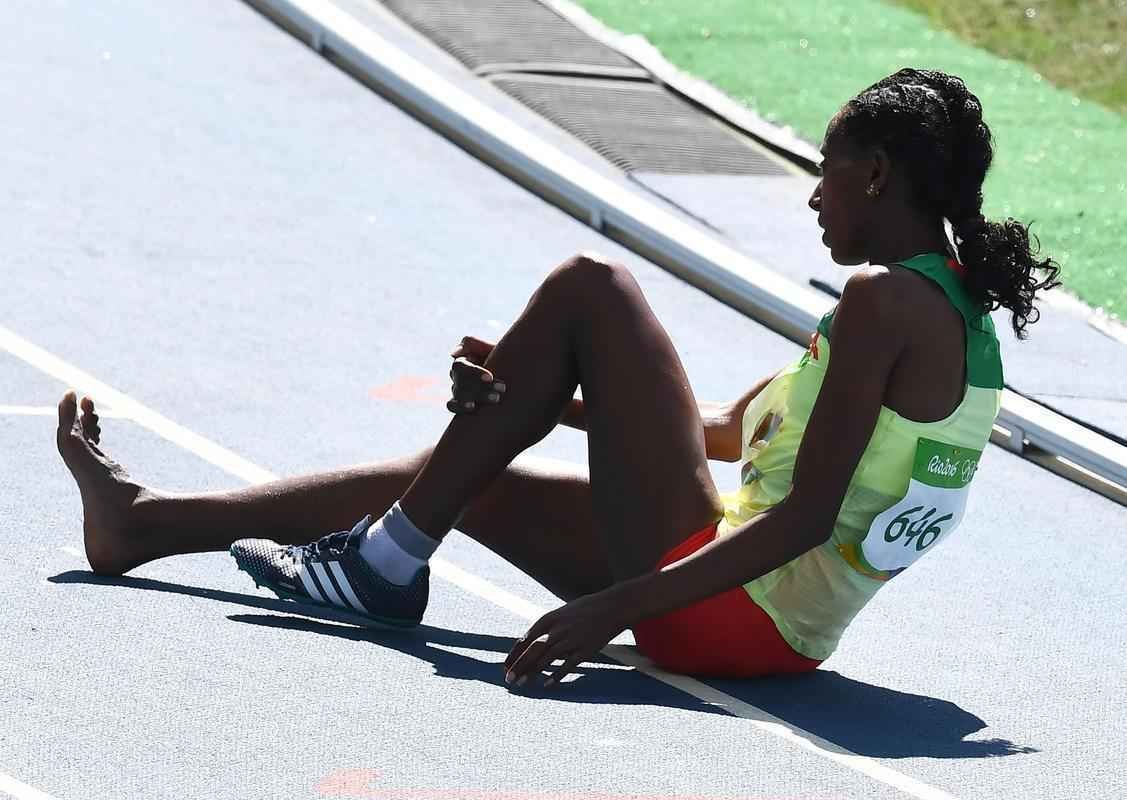 Durante as provas eliminatrias dos 3.000m com obstculos, a etope Etenesh Diro protagonizou uma cena marcante e arrancou aplausos do pblico no Engenho. Durante a competio, a sapatilha saiu do p direito, mas a atleta concluiu o percurso mesmo assim. Aps anlise de vdeo, a organizao entendeu que ela e outras duas atletas, Aisha Praught, da Jamaica, e Sara Louise Treacy, da Irlanda, foram prejudicadas. Com isso, as trs foram classificadas para a final. 
