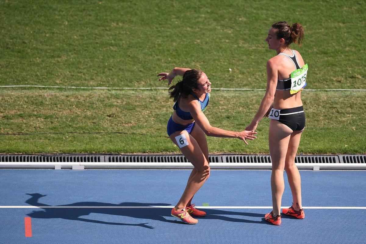 Na semifinal dos 5.000m, uma cena tpica de esprito olmpico foi protagonizada pela neozelandesa Nikki Hamblin e pela americana Abbey D%u2019Agostino. Faltando cerca de 1.600 metros para completar a prova, Hamblin, que vinha pelo interior da pista, seguida de perto pela americana, sofreu uma queda e acabou derrubando a adversria, que no conseguiu evitar o choque e torceu o tornozelo. Em vez de prosseguirem, as duas atletas se ajudaram a levantar e seguiram a prova. Poucos metros depois, com muitas dores, a americana voltou a cair na pista. Incentivada pela neozelandesa, D%u2019Agostino completou a prova mesmo com o tornozelo torcido. Na linha de chegada, as duas se abraaram e emocionaram o Engenho.