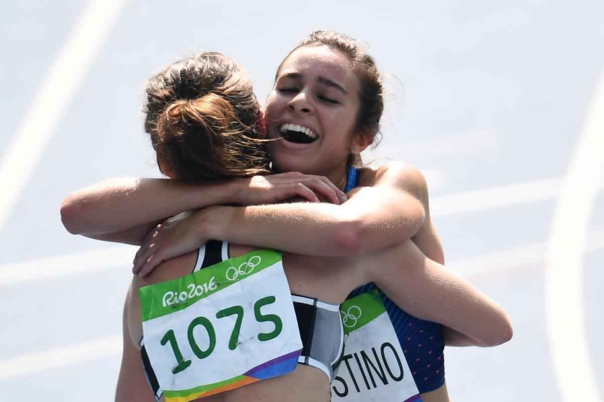 Na semifinal dos 5.000m, uma cena tpica de esprito olmpico foi protagonizada pela neozelandesa Nikki Hamblin e pela americana Abbey D%u2019Agostino. Faltando cerca de 1.600 metros para completar a prova, Hamblin, que vinha pelo interior da pista, seguida de perto pela americana, sofreu uma queda e acabou derrubando a adversria, que no conseguiu evitar o choque e torceu o tornozelo. Em vez de prosseguirem, as duas atletas se ajudaram a levantar e seguiram a prova. Poucos metros depois, com muitas dores, a americana voltou a cair na pista. Incentivada pela neozelandesa, D%u2019Agostino completou a prova mesmo com o tornozelo torcido. Na linha de chegada, as duas se abraaram e emocionaram o Engenho.
