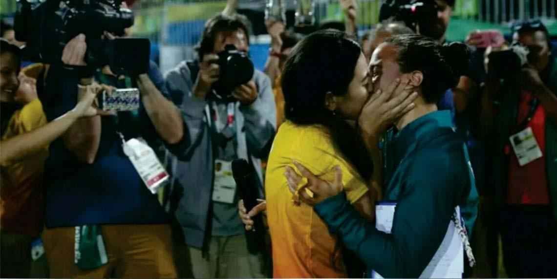 Isadora Cerullo, jogadora da Seleo Brasileira de Rgbi, foi pedida em casamento pela namorada Marjorie, voluntria dos Jogos do Rio. A atleta disse sim, e as duas se beijaram. Jogadoras do Brasil e torcedores presentes no Estdio de Deodoro foram ao delrio.