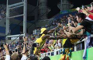 Jamaicano Usain Bolt, homem mais rápido do mundo, cai nos braços da torcida no Engenhão depois da vitória na prova dos 100m rasos nos Jogos do Rio com o tempo de 9s81