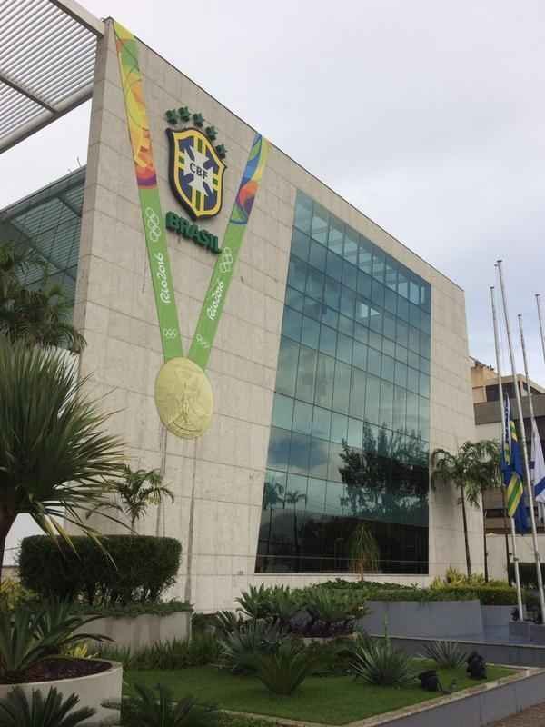 Sede da CBF amanhece com medalha de ouro na fachada nesta segunda-feira