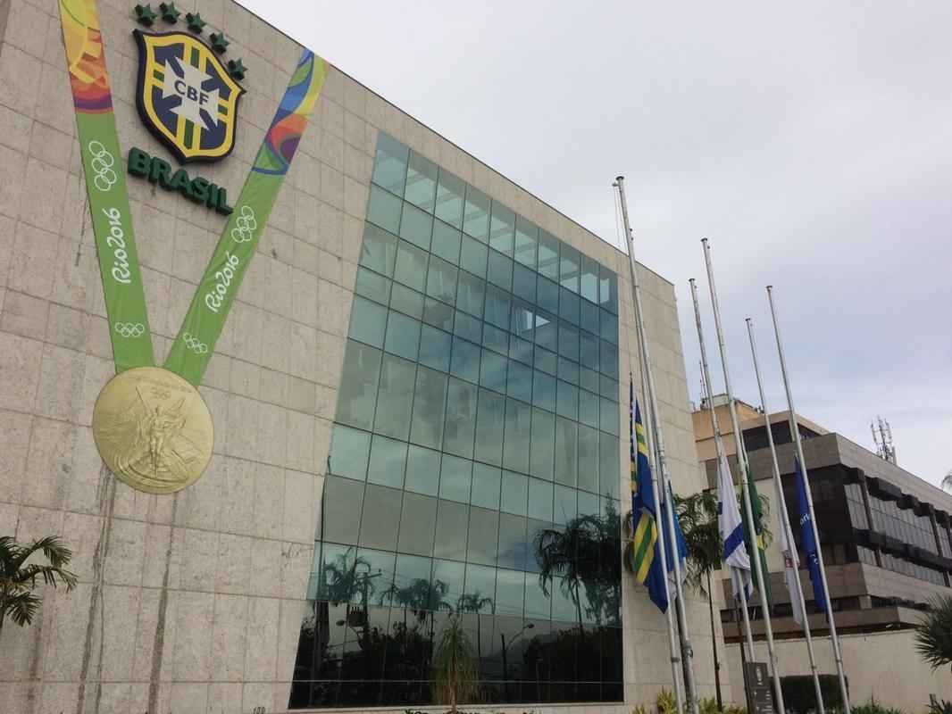 Sede da CBF amanhece com medalha de ouro na fachada nesta segunda-feira