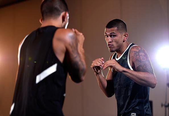 Ex-campeo dos leves, Anthony Pettis tenta retomar sucesso na carreira no peso leve; primeiro desafio  contra Do Bronx, na luta coprincipal do UFC em Vancouver 