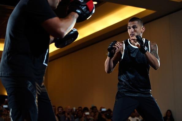 Ex-campeo dos leves, Anthony Pettis tenta retomar sucesso na carreira no peso leve; primeiro desafio  contra Do Bronx, na luta coprincipal do UFC em Vancouver 