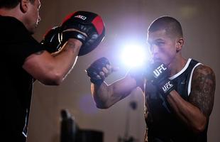 Ex-campeo dos leves, Anthony Pettis tenta retomar sucesso na carreira no peso leve; primeiro desafio  contra Do Bronx, na luta coprincipal do UFC em Vancouver 