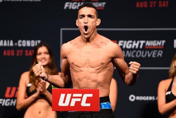 Pesagem oficial do UFC on Fox 21, em Vancouver - Charles do Bronx bate peso e comemora