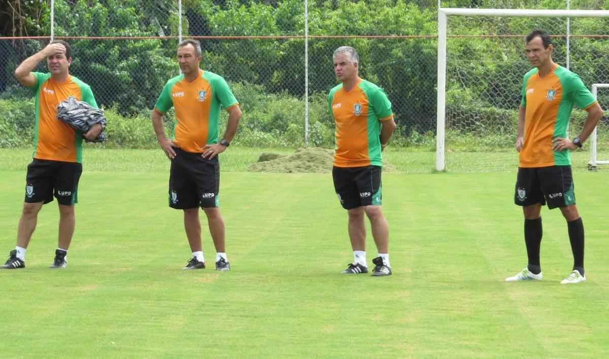 Coelho completou a preparao para pegar o Vitria com treino no CT do Bahia