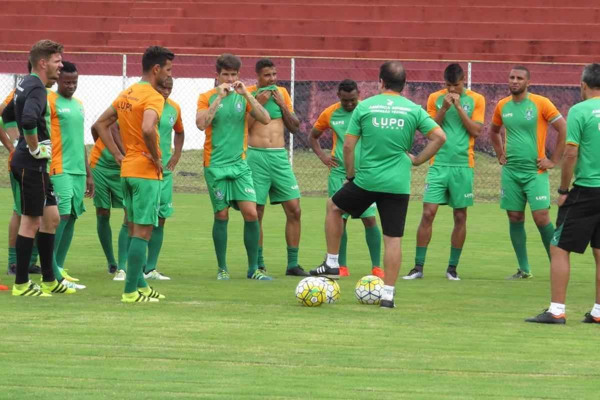 Coelho completou a preparao para pegar o Vitria com treino no CT do Bahia