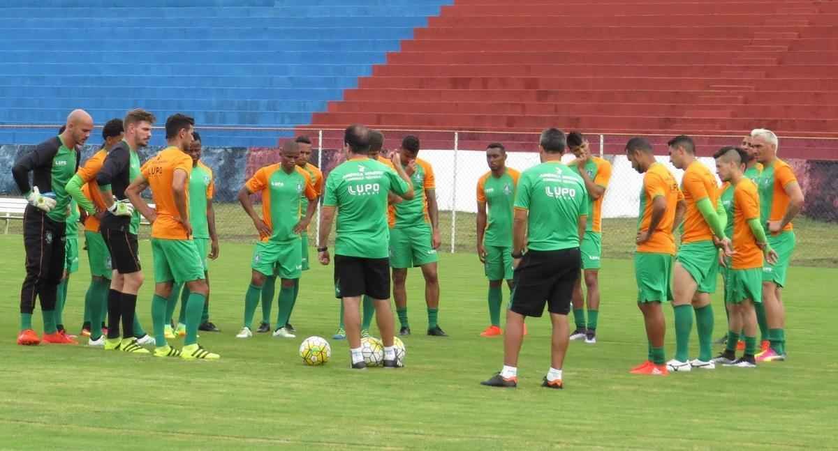 Coelho completou a preparao para pegar o Vitria com treino no CT do Bahia
