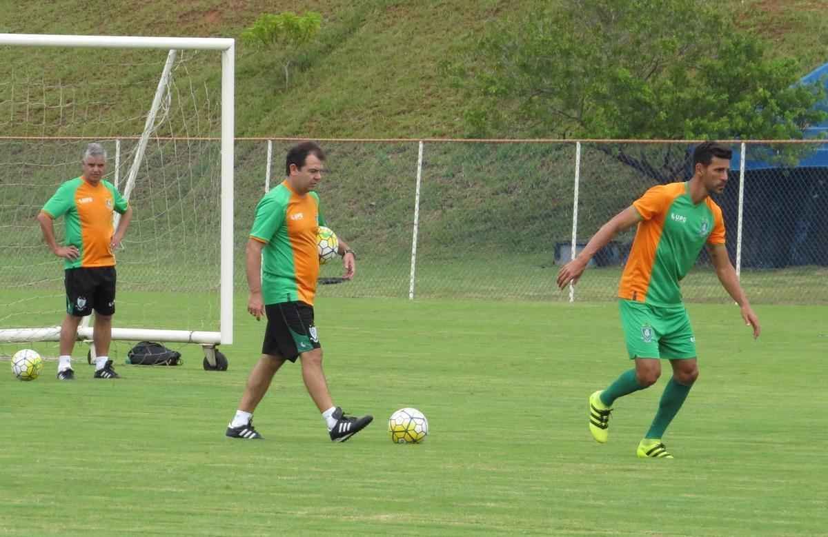 Coelho completou a preparao para pegar o Vitria com treino no CT do Bahia