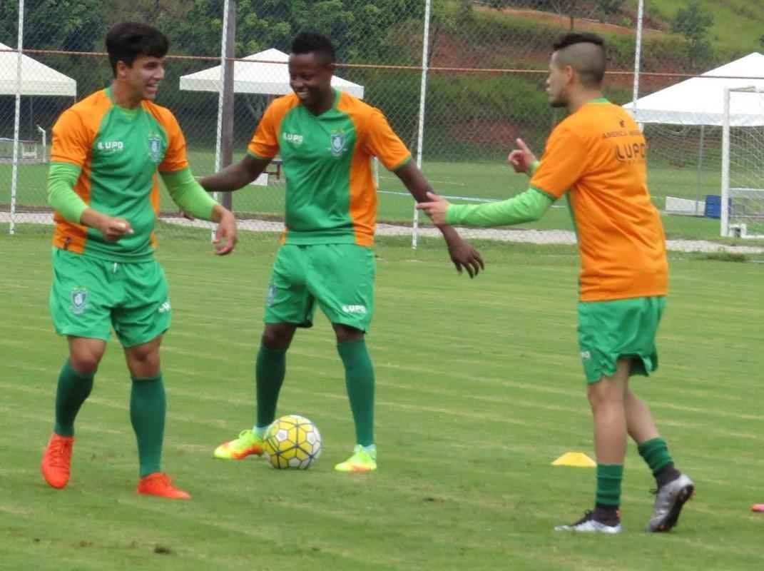 Coelho completou a preparao para pegar o Vitria com treino no CT do Bahia