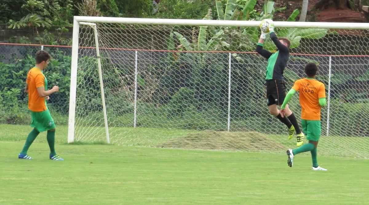 Coelho completou a preparao para pegar o Vitria com treino no CT do Bahia