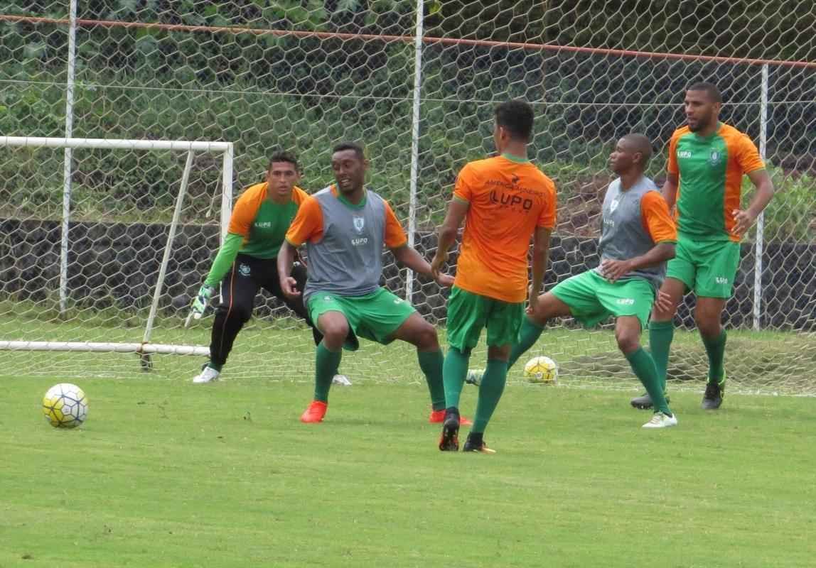 Coelho completou a preparao para pegar o Vitria com treino no CT do Bahia