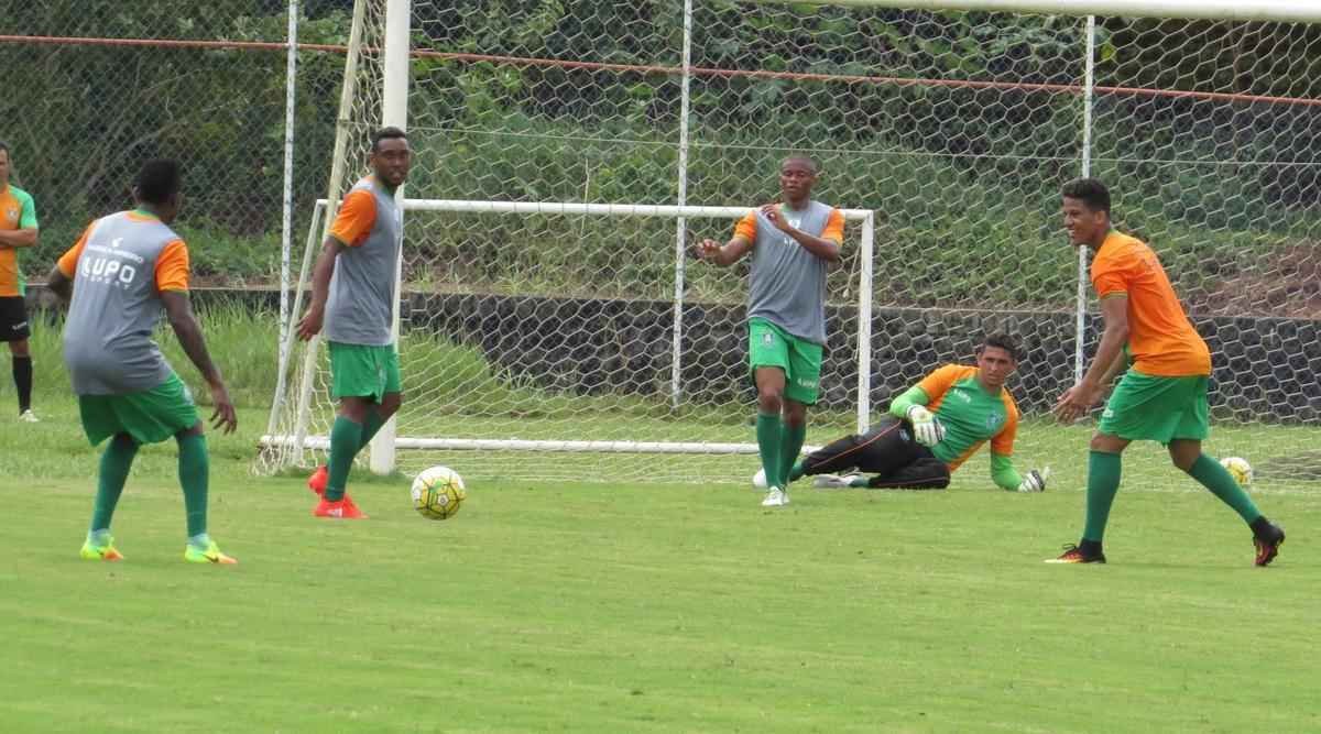 Coelho completou a preparao para pegar o Vitria com treino no CT do Bahia