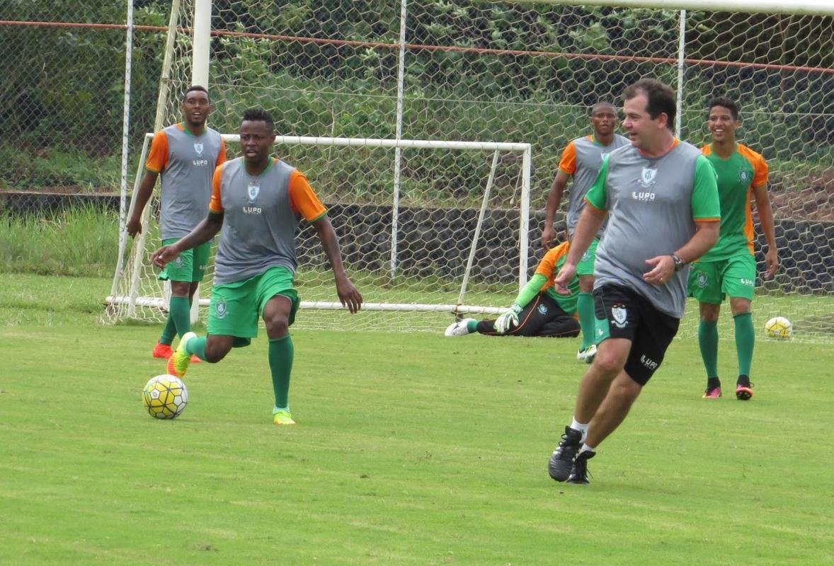 Coelho completou a preparao para pegar o Vitria com treino no CT do Bahia