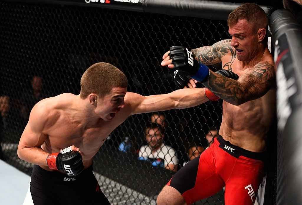 Jeremy Kennedy (luvas vermelhas) venceu Alex Ricci por deciso unnime 