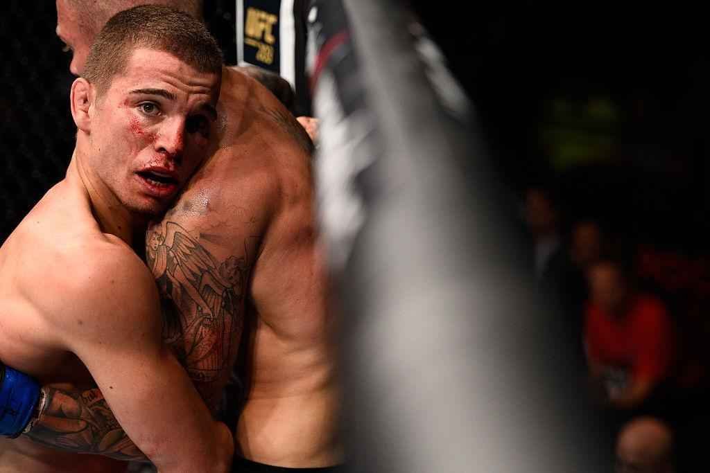 Jeremy Kennedy (luvas vermelhas) venceu Alex Ricci por deciso unnime 