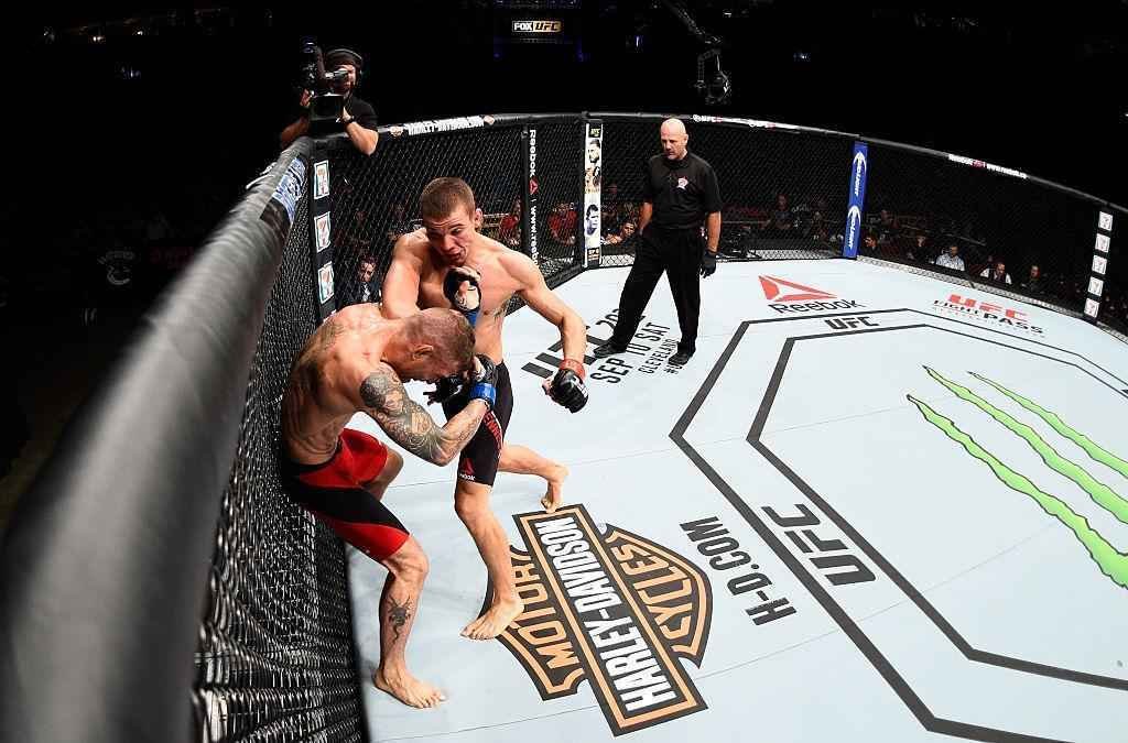 Jeremy Kennedy (luvas vermelhas) venceu Alex Ricci por deciso unnime 