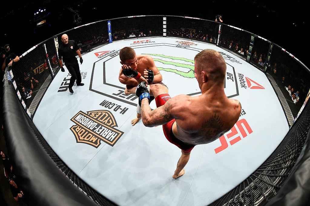 Jeremy Kennedy (luvas vermelhas) venceu Alex Ricci por deciso unnime 