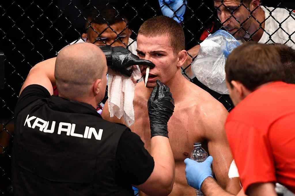 Jeremy Kennedy (luvas vermelhas) venceu Alex Ricci por deciso unnime 