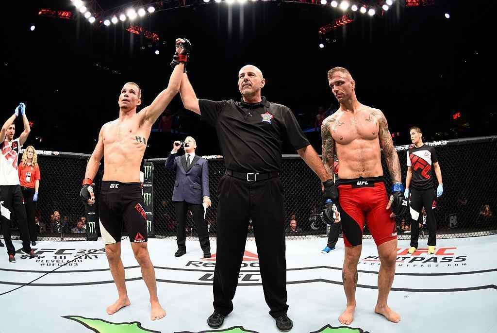 Jeremy Kennedy (luvas vermelhas) venceu Alex Ricci por deciso unnime 