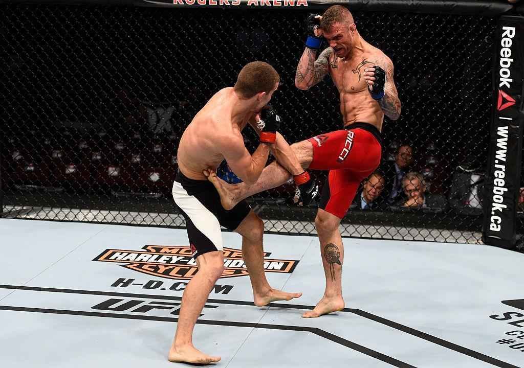 Jeremy Kennedy (luvas vermelhas) venceu Alex Ricci por deciso unnime 