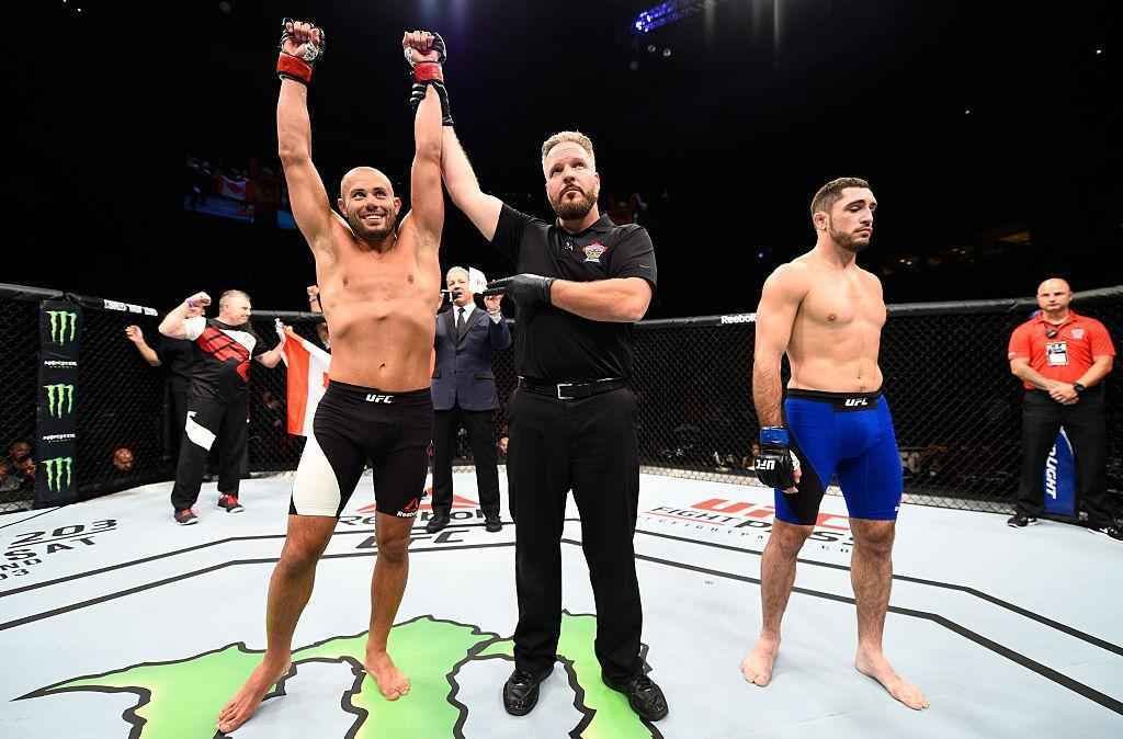 Chad Laprise (luvas vermelhas) venceu Thibault Gouti por nocaute tcnico no primeiro round