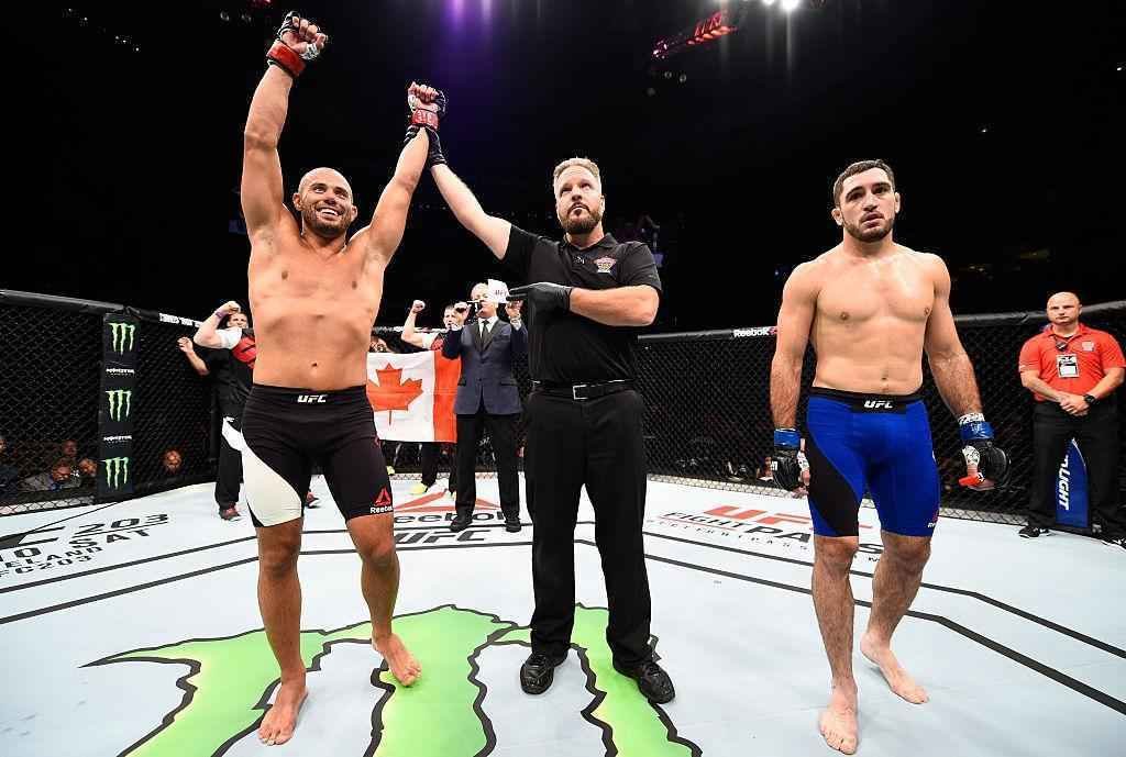 Chad Laprise (luvas vermelhas) venceu Thibault Gouti por nocaute tcnico no primeiro round