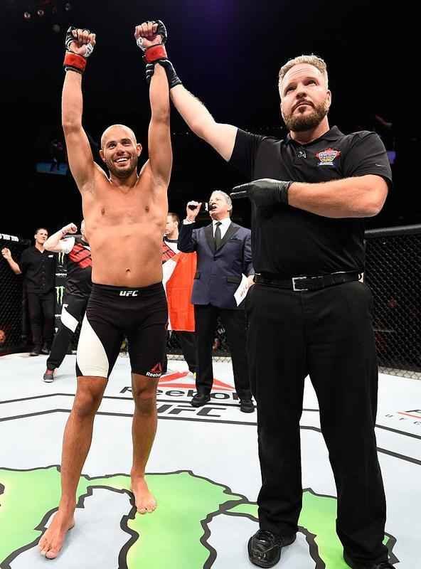 Chad Laprise (luvas vermelhas) venceu Thibault Gouti por nocaute tcnico no primeiro round