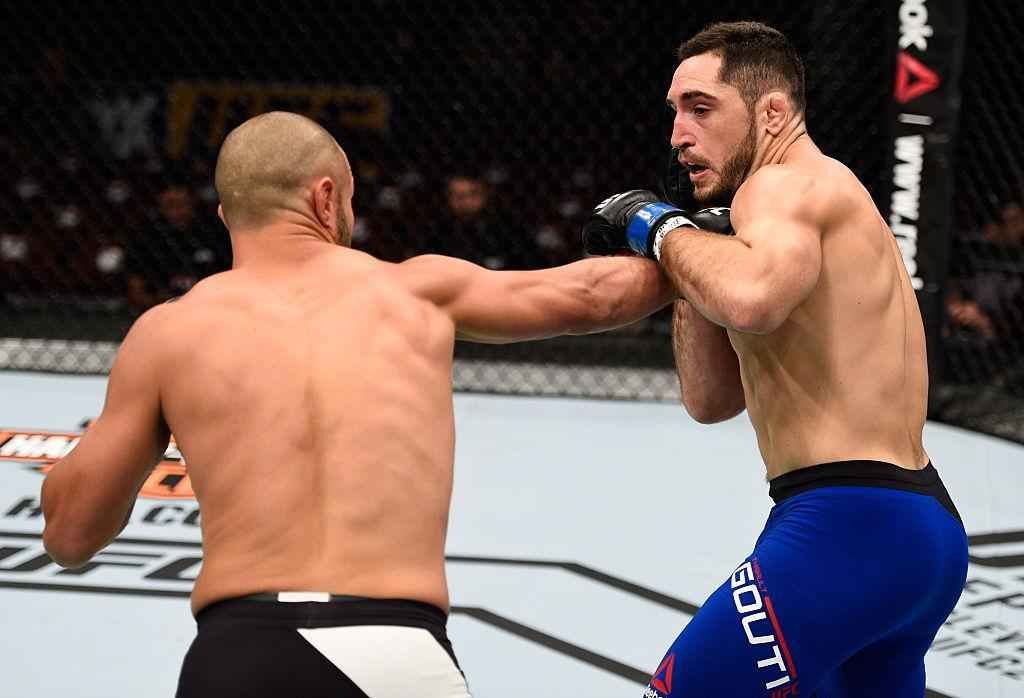 Chad Laprise (luvas vermelhas) venceu Thibault Gouti por nocaute tcnico no primeiro round