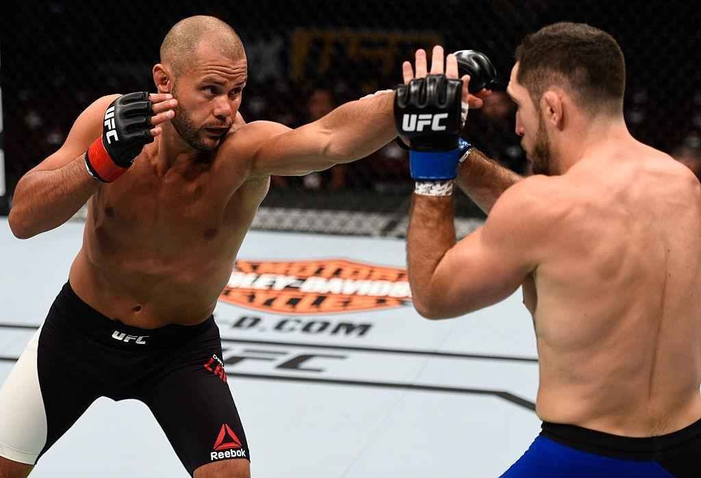 Chad Laprise (luvas vermelhas) venceu Thibault Gouti por nocaute tcnico no primeiro round