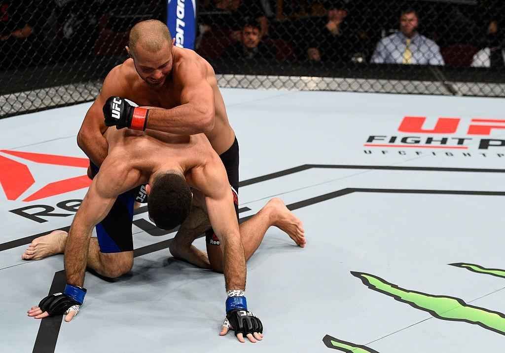 Chad Laprise (luvas vermelhas) venceu Thibault Gouti por nocaute tcnico no primeiro round