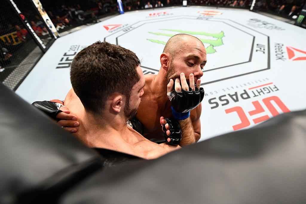 Chad Laprise (luvas vermelhas) venceu Thibault Gouti por nocaute tcnico no primeiro round