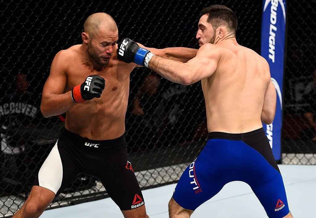 Chad Laprise (luvas vermelhas) venceu Thibault Gouti por nocaute tcnico no primeiro round