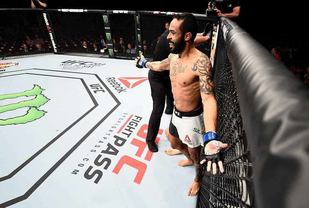 Felipe Silva (luvas azuis) venceu Shane Campbell por nocaute tcnico no primeiro round