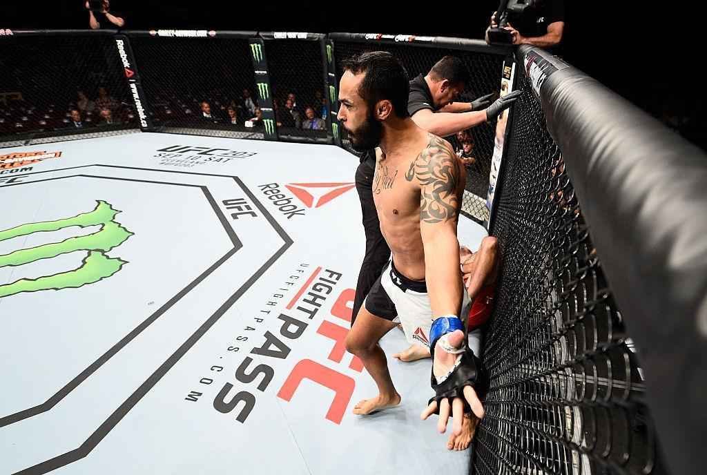 Felipe Silva (luvas azuis) venceu Shane Campbell por nocaute tcnico no primeiro round