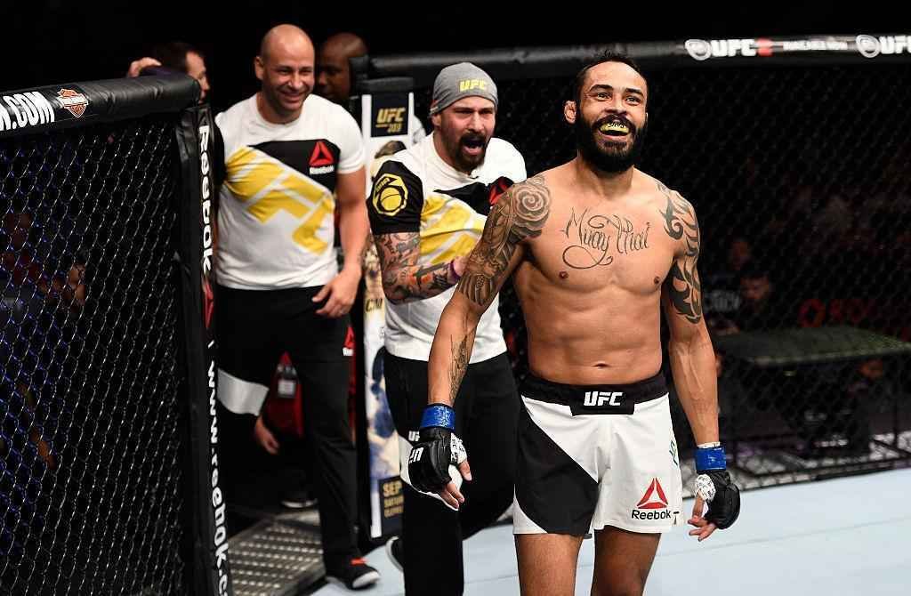 Felipe Silva (luvas azuis) venceu Shane Campbell por nocaute tcnico no primeiro round