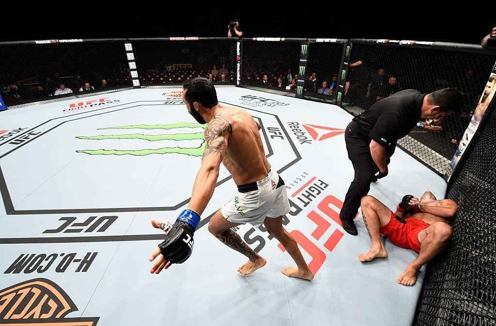 Felipe Silva (luvas azuis) venceu Shane Campbell por nocaute tcnico no primeiro round