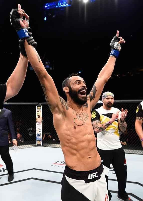 Felipe Silva (luvas azuis) venceu Shane Campbell por nocaute tcnico no primeiro round