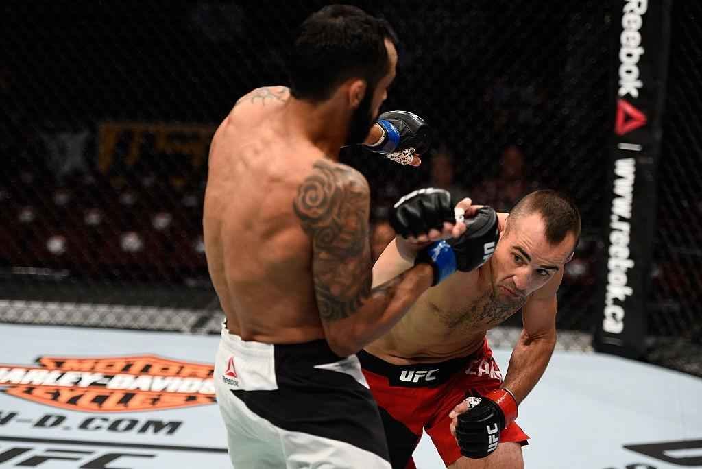 Felipe Silva (luvas azuis) venceu Shane Campbell por nocaute tcnico no primeiro round