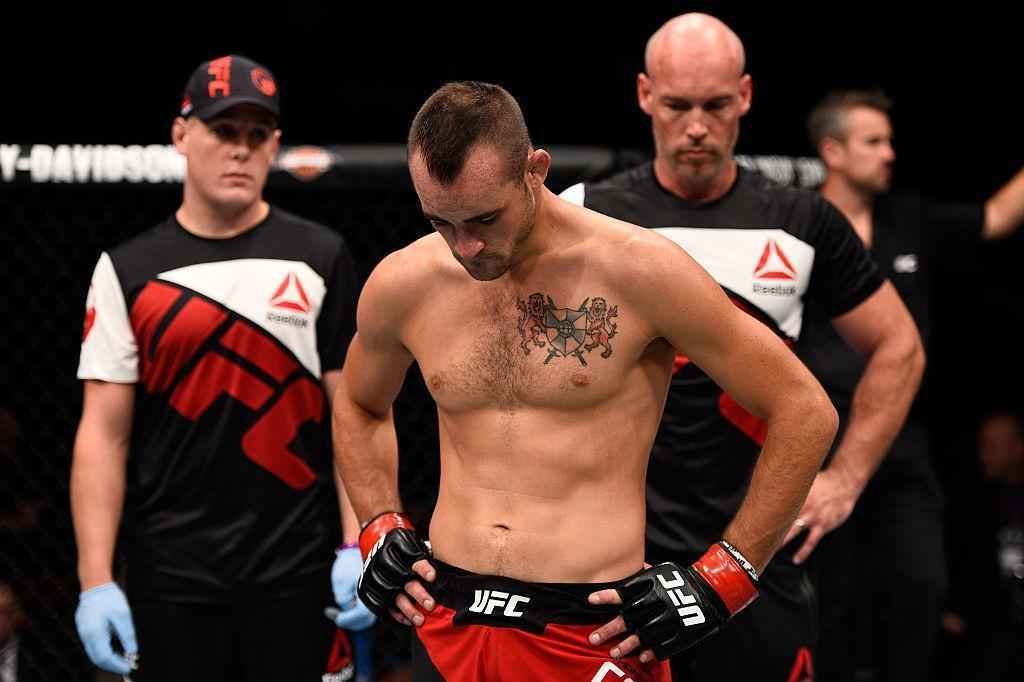 Felipe Silva (luvas azuis) venceu Shane Campbell por nocaute tcnico no primeiro round