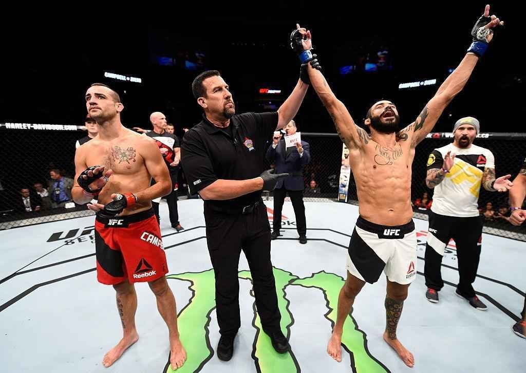 Felipe Silva (luvas azuis) venceu Shane Campbell por nocaute tcnico no primeiro round