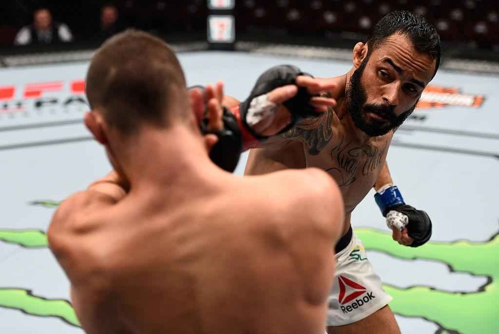 Felipe Silva (luvas azuis) venceu Shane Campbell por nocaute tcnico no primeiro round