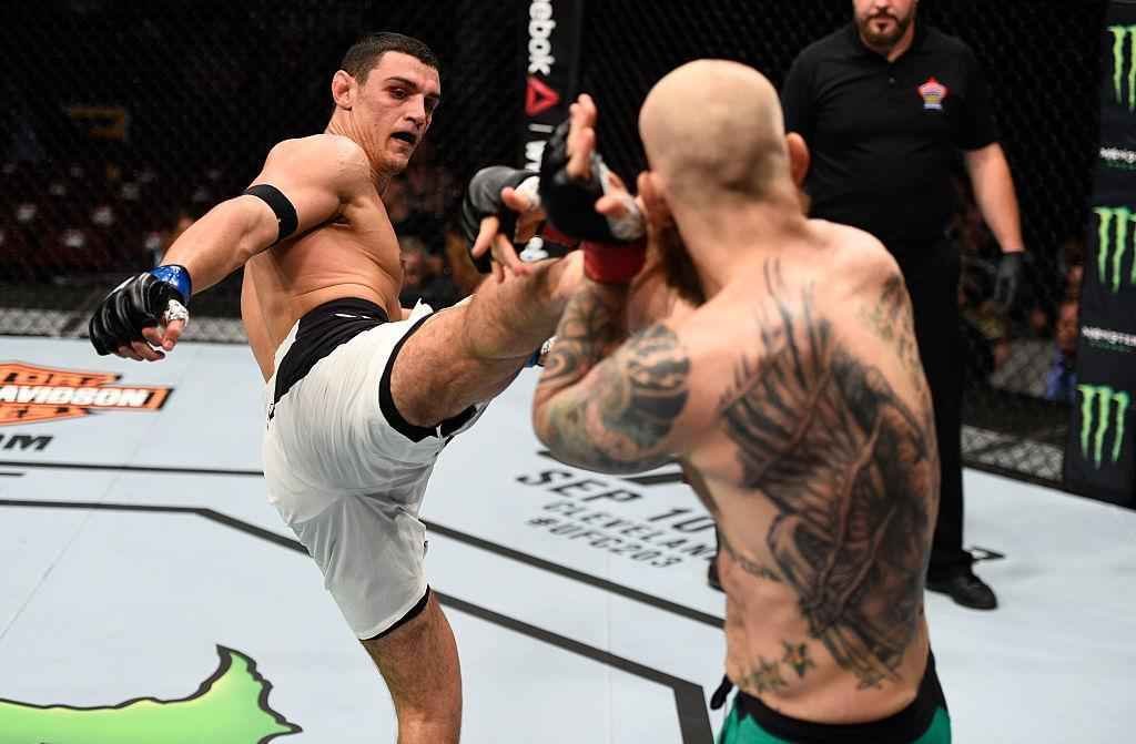 Alessio Di Chirico (luvas azuis) venceu Garreth McLellan por deciso dividida