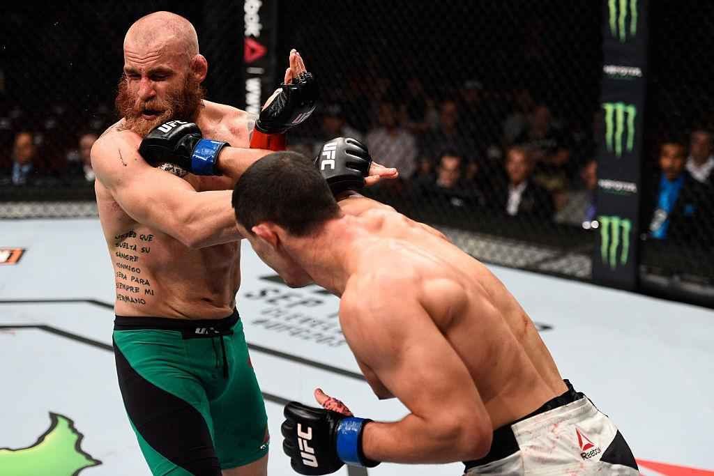 Alessio Di Chirico (luvas azuis) venceu Garreth McLellan por deciso dividida